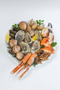 Taze deniz ürünleri tabağı ile ıstakoz midye ve istiridye