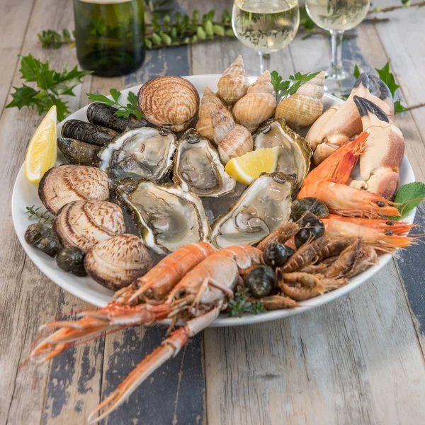 Taze deniz ürünleri tabağı ile ıstakoz midye ve istiridye