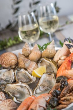 Taze deniz ürünleri tabağı ile ıstakoz midye ve istiridye