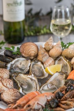 Taze deniz ürünleri tabağı ile ıstakoz midye ve istiridye