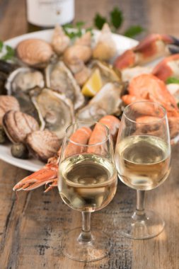 Taze deniz ürünleri tabağı ile ıstakoz midye ve istiridye