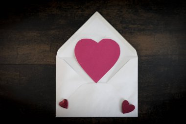Mektup zarfı kırmızı kalp el hazırlanmış aşk mektubu kırmızı kağıt şeklinde kalp figürü ile seviyorum