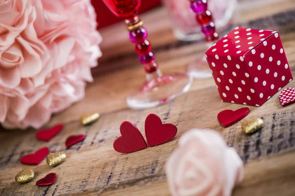 Szczęśliwy valentine dzień serca na tle drewnianych, z życzeniami koncepcja miłości — Zdjęcie stockowe