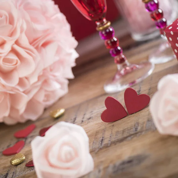 Mutlu Sevgililer günü kalpleri ahşap zemin, tebrik kartı aşk kavramı üzerine — Stok fotoğraf