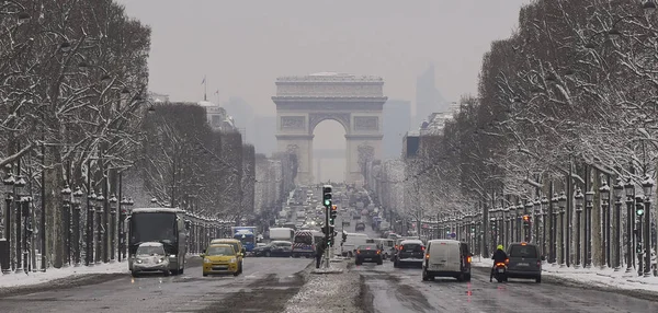 Триумфальная арка редкого снежного дня в Париже — стоковое фото