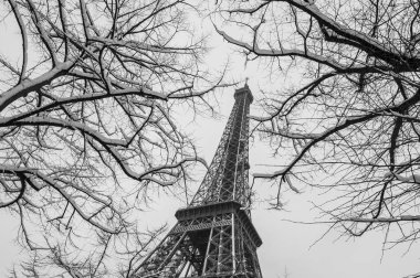 Eyfel Kulesi, Paris karlı gün