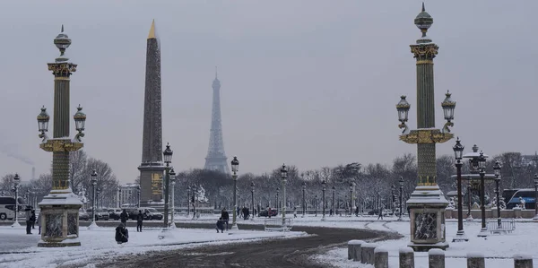 Eiffeltoren, besneeuwde dag in Parijs, Frankrijk — Stockfoto