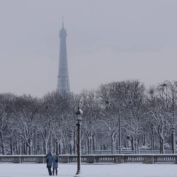 埃菲尔铁塔, 巴黎下雪日 — 图库照片