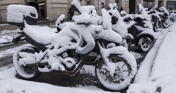 Moto under snow, Paris