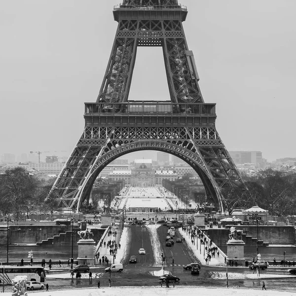 Torre Eiffel, día nevado en París — Foto de Stock