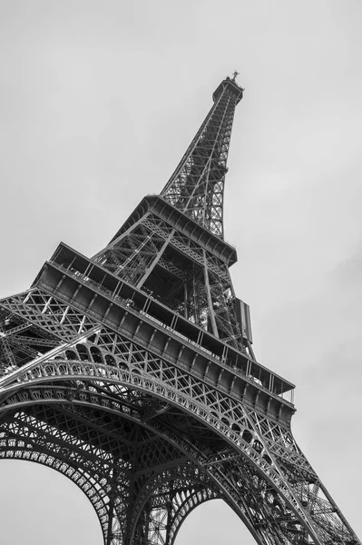 Eiffel-torony, havas nap Párizsban — Stock Fotó