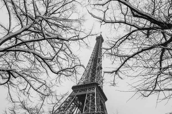 Эйфелева башня, Снежный день в Париже — стоковое фото