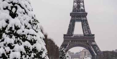 Eyfel Kulesi, Paris karlı gün
