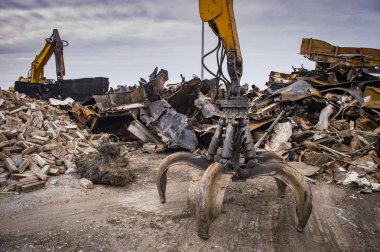 Çelik bir yığın metal geri dönüşüm çalışma büyük Paletli ekskavatör 