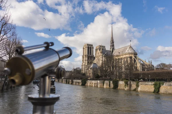 Binóculos turísticos na catedral de notre dame de paris em cite isla — Fotografia de Stock