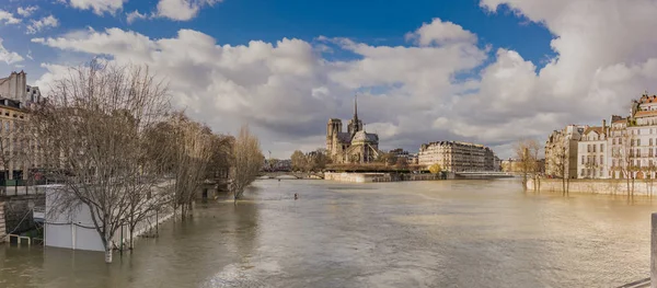 Parijs overstroming, de oevers van de seine zijn overstroomd de seine is voldaan — Stockfoto