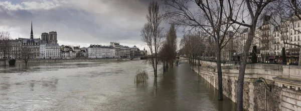 Paris sel, seine Nehri'nin su dolu seine bir araya geldi — Stok fotoğraf