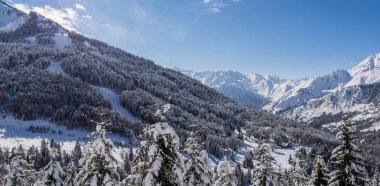 Kış Dağları Panoraması ile Kayak pistleri, Bareges, Pyrennees