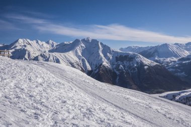 Kış Dağları Panoraması ile Kayak pistleri, Bareges, Pyrennees