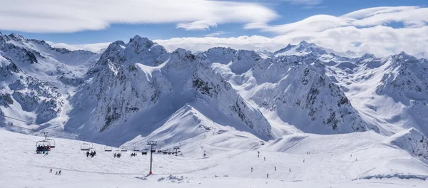 Panorama de montanhas de inverno com pistas de esqui, Bareges, Pirenéus — Fotografia de Stock