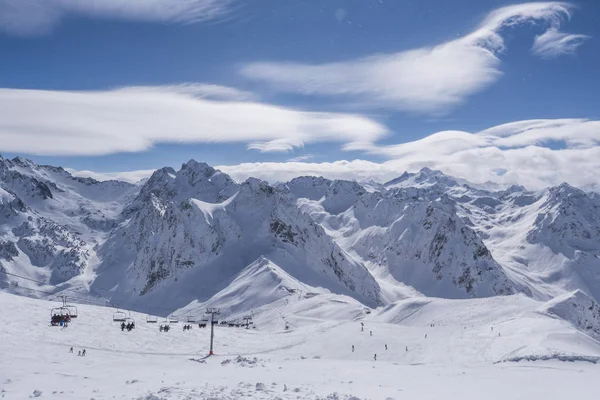 Zimní panorama hor s lyžařských sjezdovek, Bareges, Pyrennees — Stock fotografie