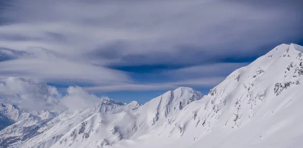 Panorama de montanhas de inverno com pistas de esqui, Bareges, Pirenéus — Fotografia de Stock