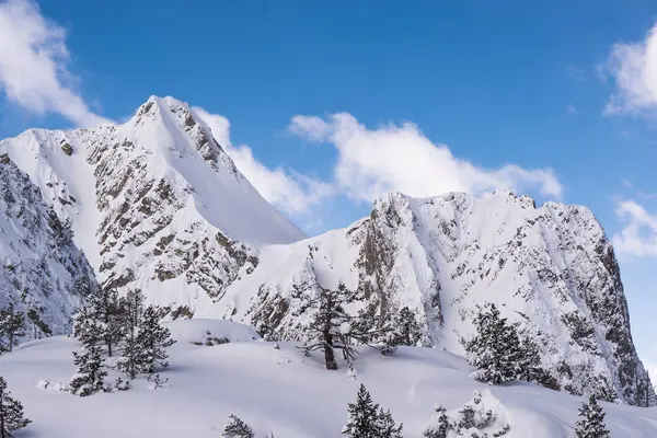 Panorama delle montagne invernali con piste da sci, Bareges, Pirenei — Foto Stock