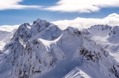 Kış Dağları Panoraması ile Kayak pistleri, Bareges, Pyrennees