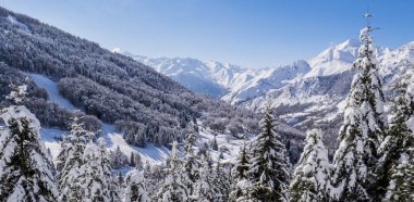 Kış Dağları Panoraması ile Kayak pistleri, Bareges, Pyrennees