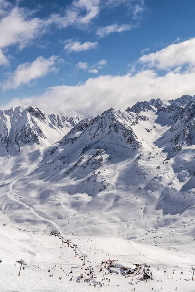 Panorama de las montañas de invierno con pistas de esquí, Bareges, Pirineos — Foto de Stock