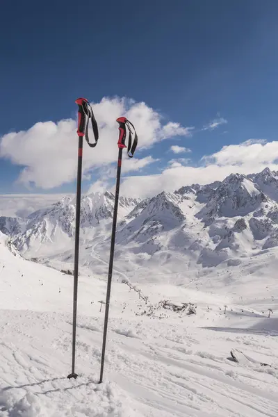 Panorama des montagnes hivernales avec pistes de ski, Bareges, Pyrénées — Photo