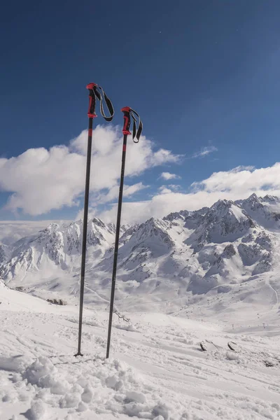 Panorama de montanhas de inverno com pistas de esqui, Bareges, Pirenéus — Fotografia de Stock