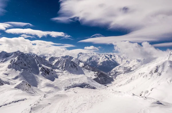 Zimní panorama hor s lyžařských sjezdovek, Bareges, Pyrennees — Stock fotografie