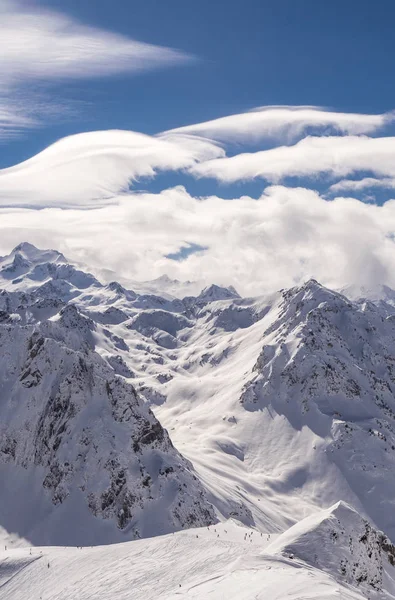 スキーと冬山パノラマ ゲレンデ、Bareges、Pyrennees — ストック写真