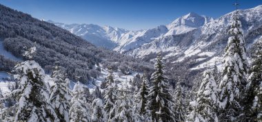 Kış Dağları Panoraması ile Kayak pistleri, Bareges, Pyrennees