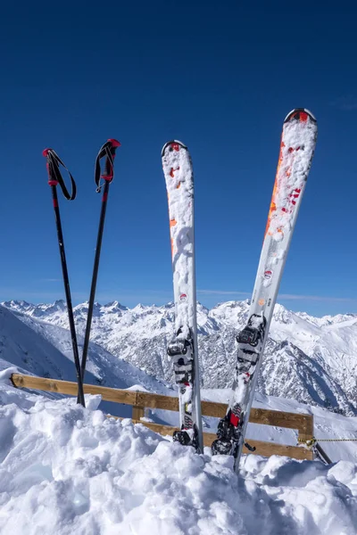 Panorama de montanhas de inverno com pistas de esqui, Bareges, Pirenéus — Fotografia de Stock