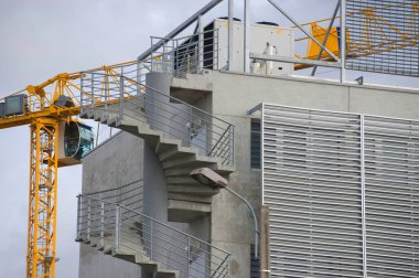 Endüstriyel arka plan inşaat ile siluetleri üzerinde şaşırtıcı günbatımı gökyüzü vinç