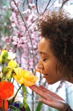 Tüketim: taze çiçek kokulu kadın. 