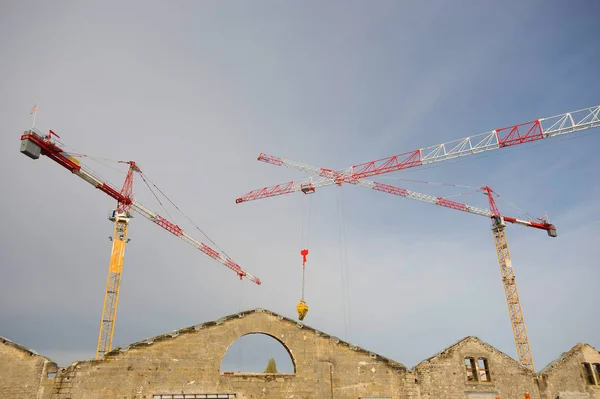 Αφηρημένη Βιομηχανική Φόντου Κατασκευή Γερανοί Σιλουέτες Πέρα Από Εκπληκτικό Ηλιοβασίλεμα — Φωτογραφία Αρχείου