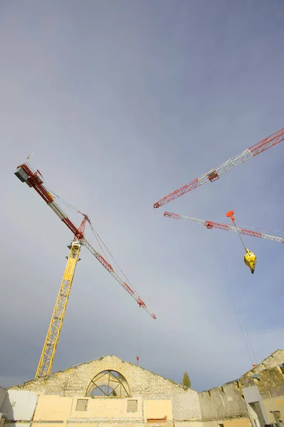 Abstrakte Industrielle Hintergrund Mit Baukränen Silhouetten Über Erstaunliche Sonnenuntergang Himmel — Stockfoto