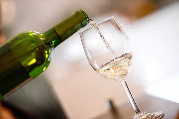 Degustazione Vino Bianco Versare Bicchiere Francia — Foto Stock