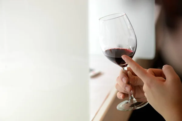 Degustação de vinho tinto em um copo — Fotografia de Stock