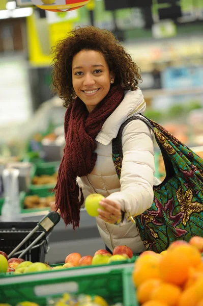 Mulher compra frutas e alimentos no supermercado — Fotografia de Stock