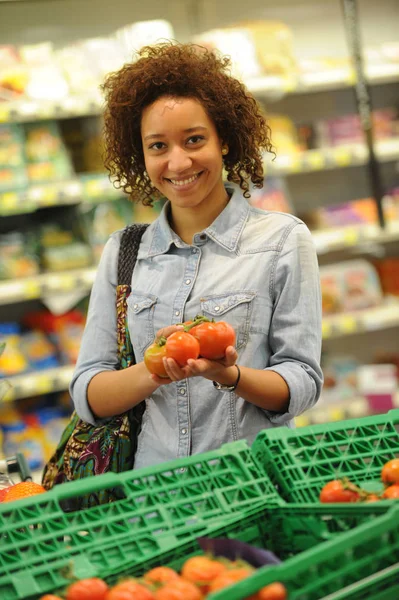 女性野菜やスーパー マーケットで食料を購入します。 — ストック写真
