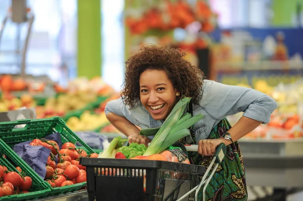 La donna compra verdura e cibo al supermercato — Foto Stock