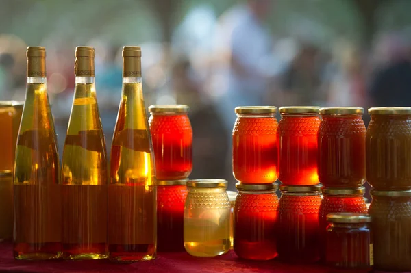 Miel et vin dans un étal de marché — Photo