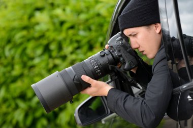 Paparazzi, genç ve çekici bir adam onun dslr fotoğraf makinesi ile fotoğraf