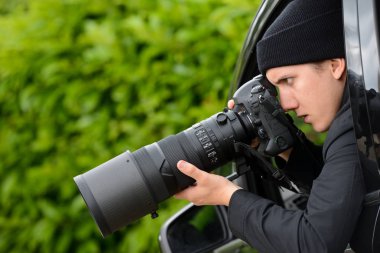 Paparazzi, genç ve çekici bir adam onun dslr fotoğraf makinesi ile fotoğraf