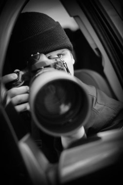 Paparazzi, genç ve çekici bir adam onun dslr fotoğraf makinesi ile fotoğraf