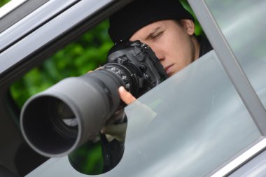 Paparazzi, genç ve çekici bir adam onun dslr fotoğraf makinesi ile fotoğraf